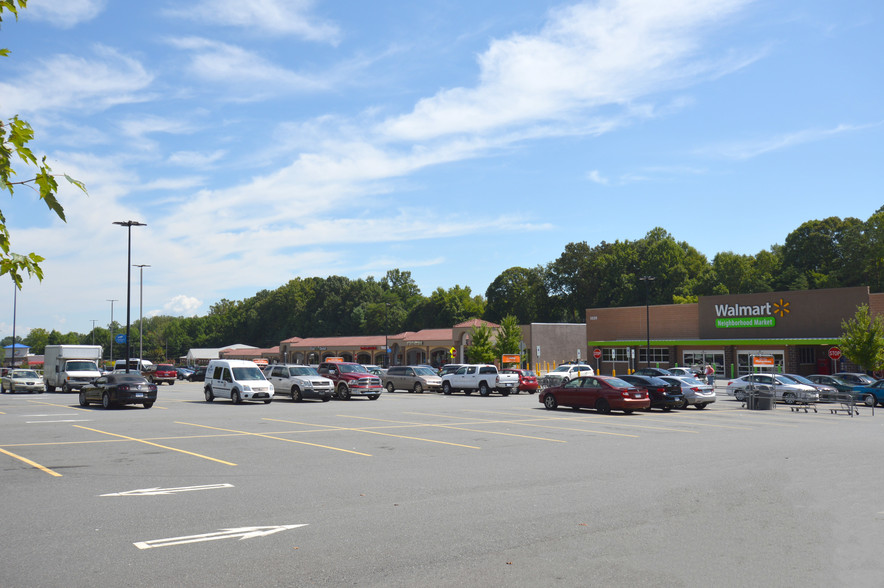 5025-5109 University Pky, Winston-Salem, NC for lease - Building Photo - Image 1 of 2