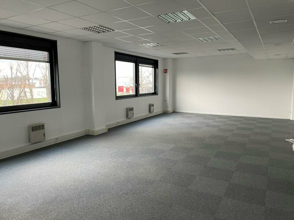 Office in Saint-Quentin-Fallavier for lease Interior Photo- Image 1 of 35