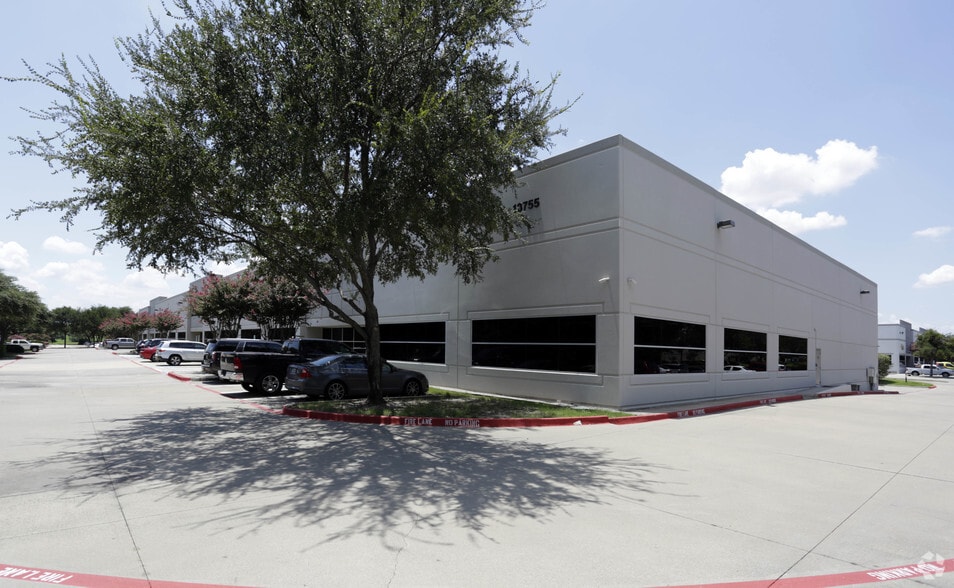 13755 Hutton Dr, Farmers Branch, TX for lease - Building Photo - Image 2 of 5