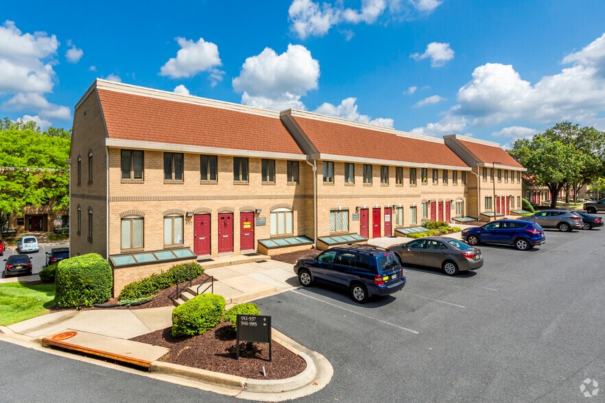 931-947 Russell Ave, Gaithersburg, MD for lease - Primary Photo - Image 1 of 67