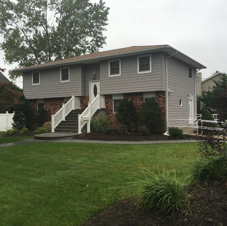 108 Higbie Ln, West Islip, NY 11795