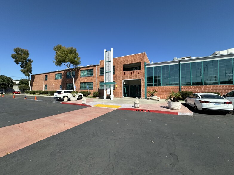 2440 S Sepulveda Blvd, Los Angeles, CA for lease - Building Photo - Image 3 of 8