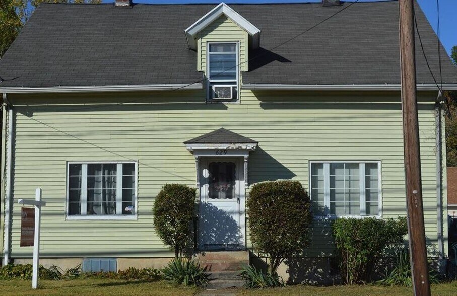 629 Riverside Dr, North Grosvenordale, CT 06255