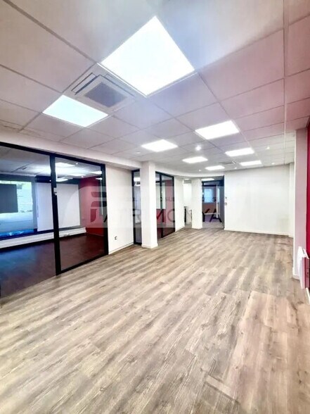 Retail in Marseille for lease - Interior Photo - Image 2 of 9