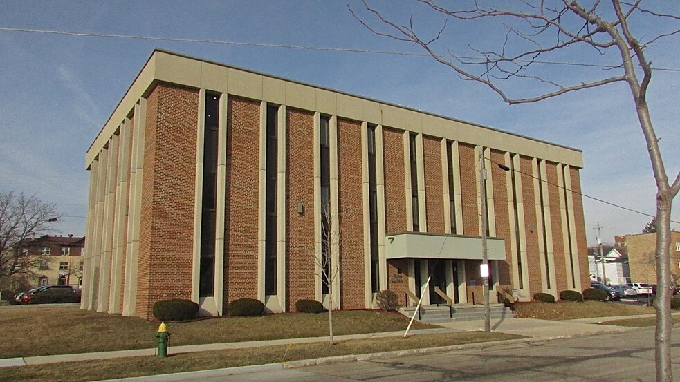 840 Lake Ave, Racine, WI for sale - Building Photo - Image 1 of 1