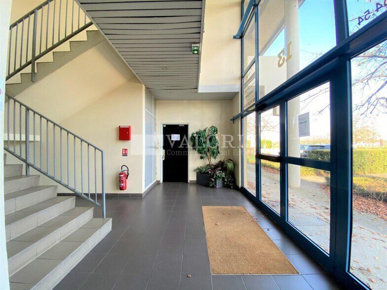 Office in Bron for lease - Interior Photo - Image 2 of 2