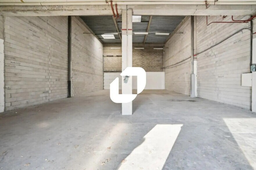 Flex in Lognes for lease - Interior Photo - Image 3 of 13