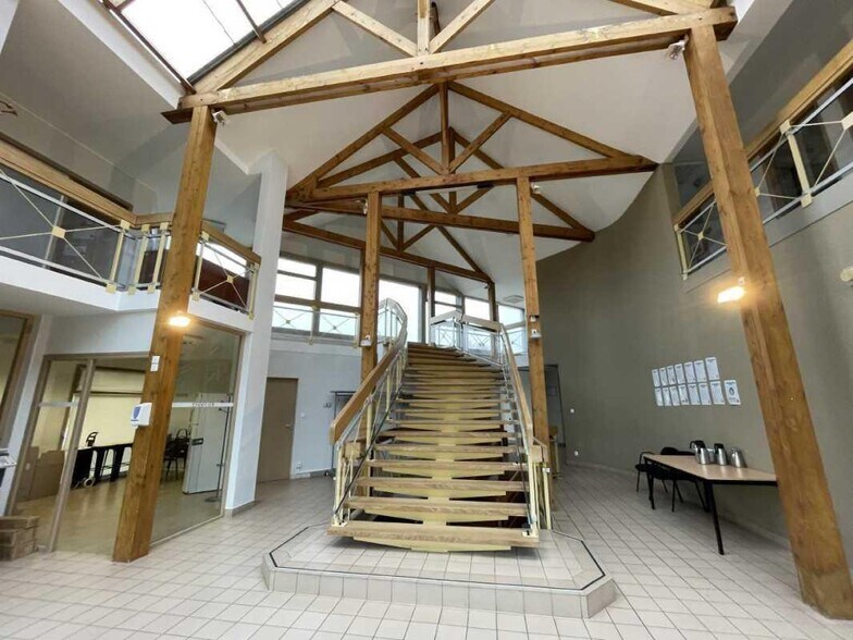 Office in Mont-Saint-Aignan for lease - Interior Photo - Image 2 of 9