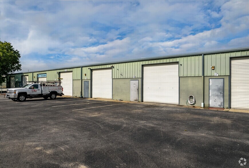 12820 Daniels Dr, Clearwater, FL for lease - Primary Photo - Image 1 of 7