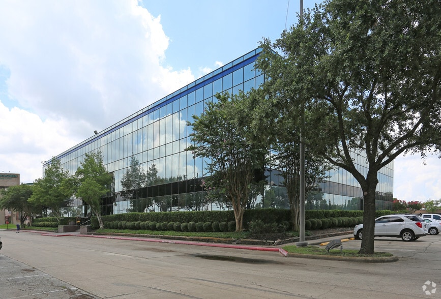1300 N Sam Houston Pky E, Houston, TX for lease - Building Photo - Image 3 of 64