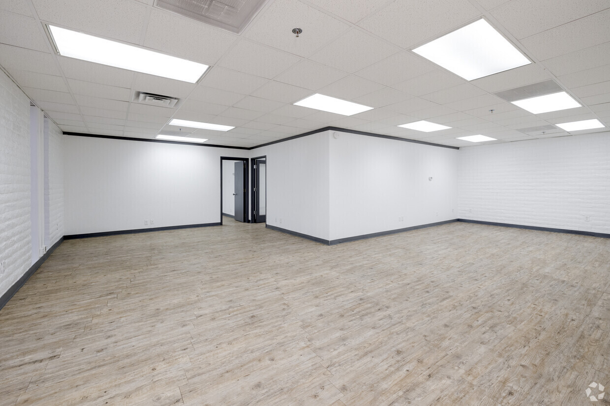 5060 N 19th Ave, Phoenix, AZ for lease Interior Photo- Image 1 of 4