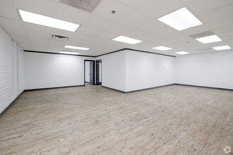 5060 N 19th Ave, Phoenix, AZ for lease Interior Photo- Image 1 of 4