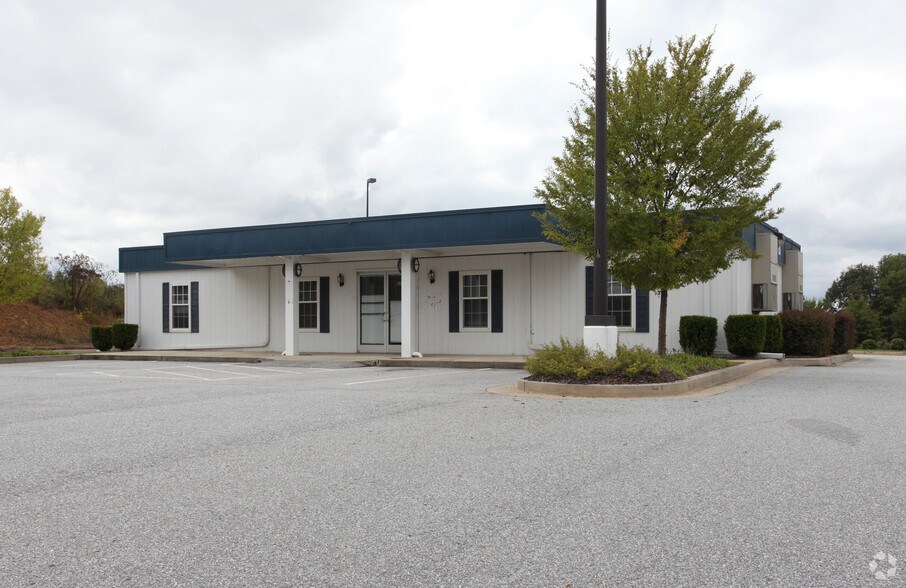 6091 Lula Rd, Lula, GA 30554