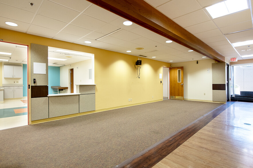 17406 Royalton Rd, Strongsville, OH for lease - Building Photo - Image 3 of 9