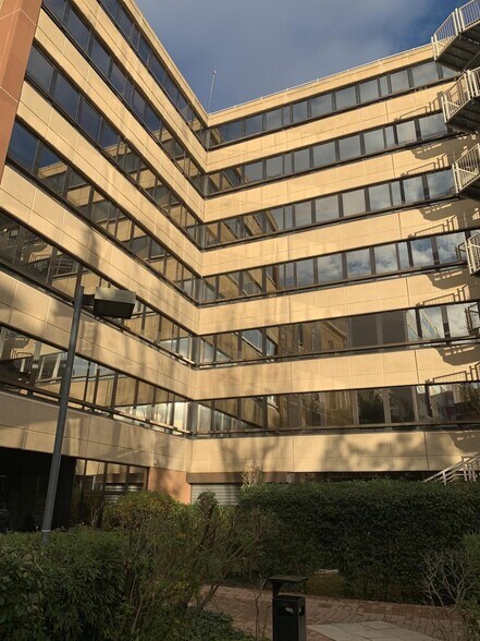 Office in Marseille for lease - Building Photo - Image 1 of 6