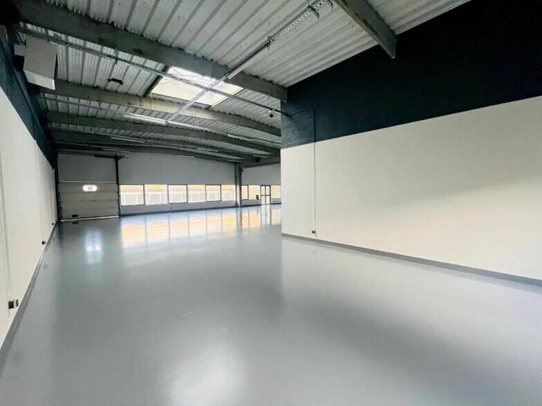 Office in Trappes for lease - Interior Photo - Image 1 of 10