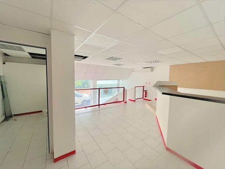 Retail in CANNES-LA-BOCCA for lease - Interior Photo - Image 2 of 7