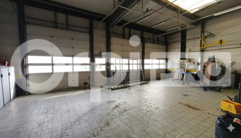 Retail in Milly-la-Forêt for lease - Interior Photo - Image 1 of 5