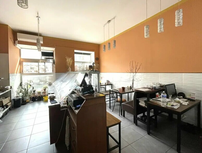 Retail in Nice for lease - Interior Photo - Image 2 of 3