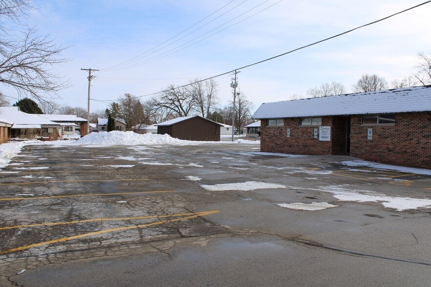 525 E Division St, Fond Du Lac, WI for lease - Building Photo - Image 3 of 4