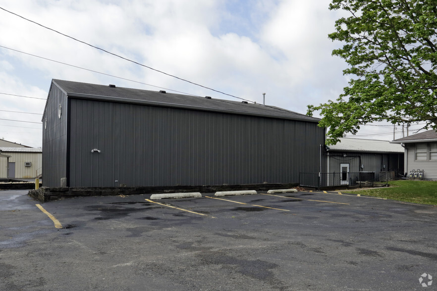 2004 1/2 S Memorial Dr, New Castle, IN for lease - Building Photo - Image 1 of 17