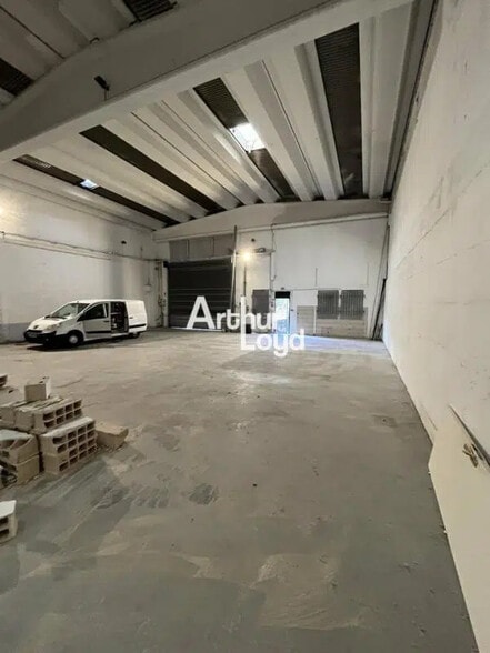 Flex in Antibes for lease - Interior Photo - Image 2 of 6