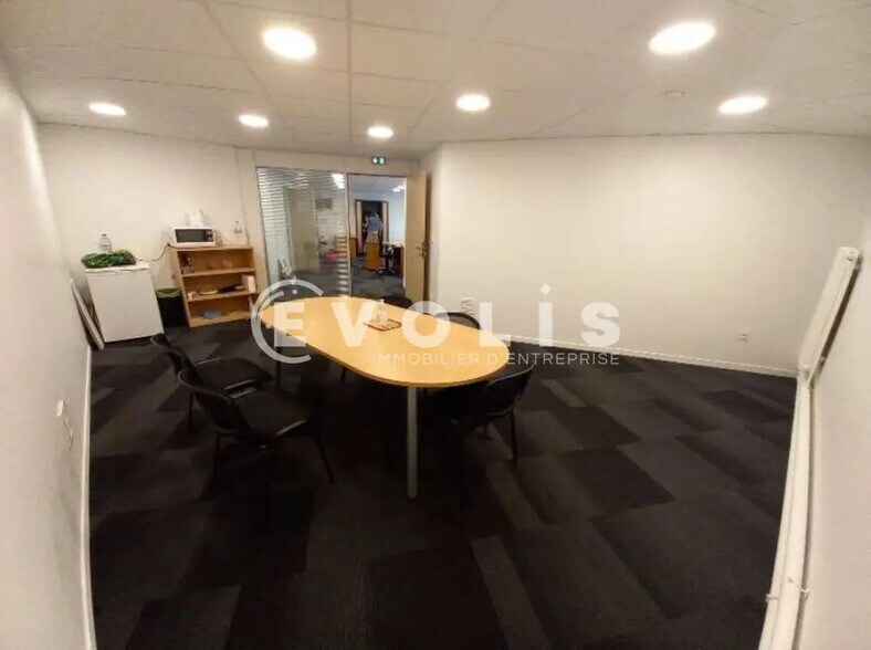 Office in Boves for lease - Building Photo - Image 3 of 4