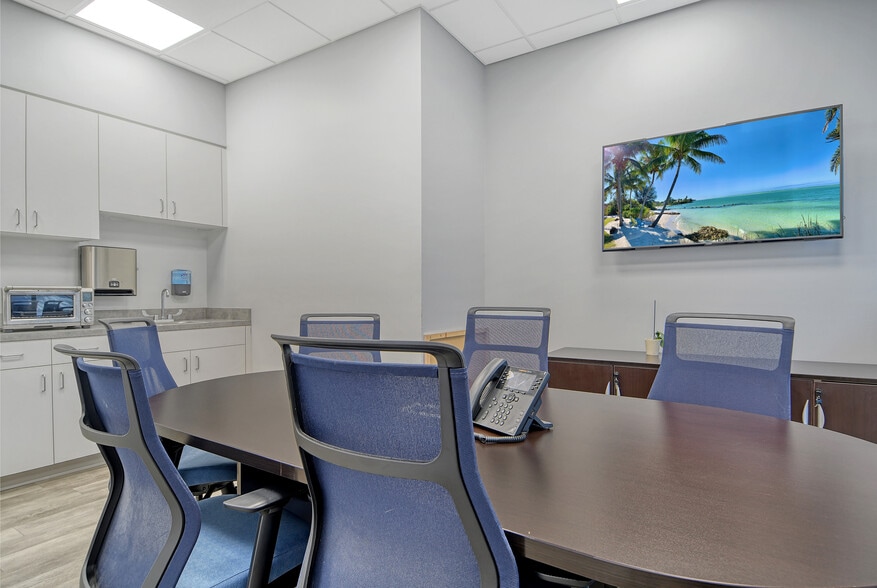 3844 Bee Ridge Rd, Sarasota, FL for sale - Interior Photo - Image 2 of 2