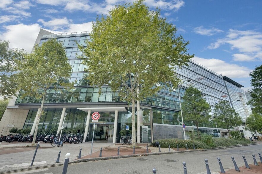 Office in Issy-les-Moulineaux for lease - Building Photo - Image 1 of 4