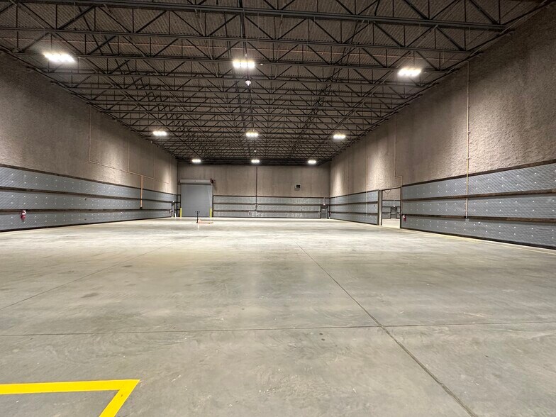 382 Channel Dr, Port Washington, NY for lease - Interior Photo - Image 3 of 23