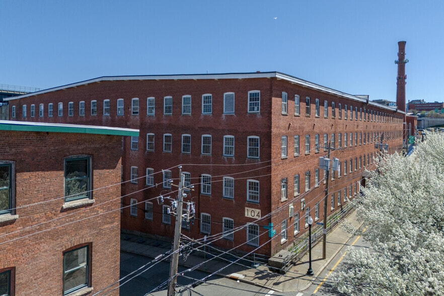 104 Anawan St, Fall River, MA for lease - Building Photo - Image 3 of 9