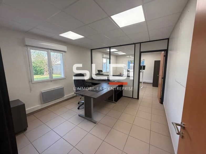 Office in Toussieu for lease - Interior Photo - Image 2 of 7