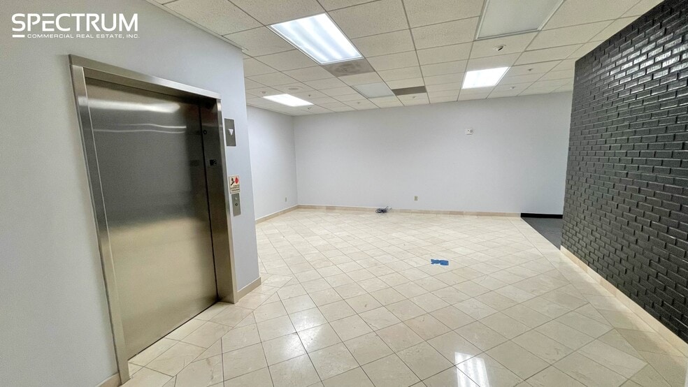 24251 Town Center Dr, Valencia, CA for lease - Building Photo - Image 3 of 17