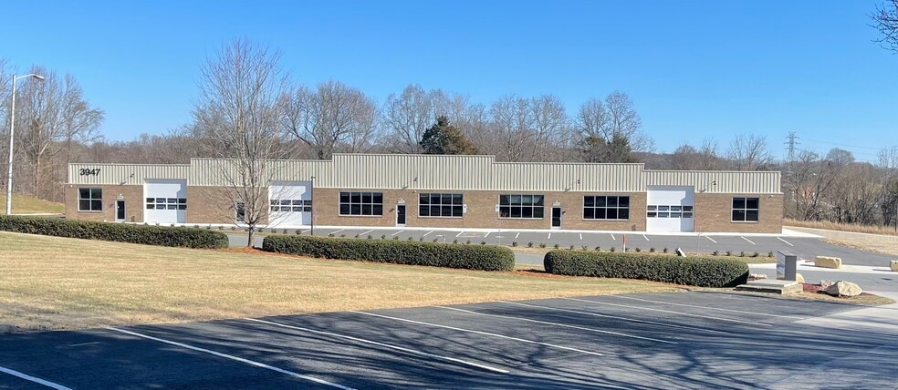 3947 Westpoint Blvd, Winston-Salem, NC for lease - Building Photo - Image 1 of 4