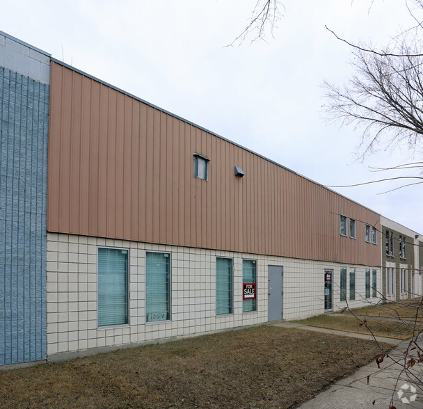 12610-12612 124th St NW, Edmonton, AB for lease - Building Photo - Image 2 of 10