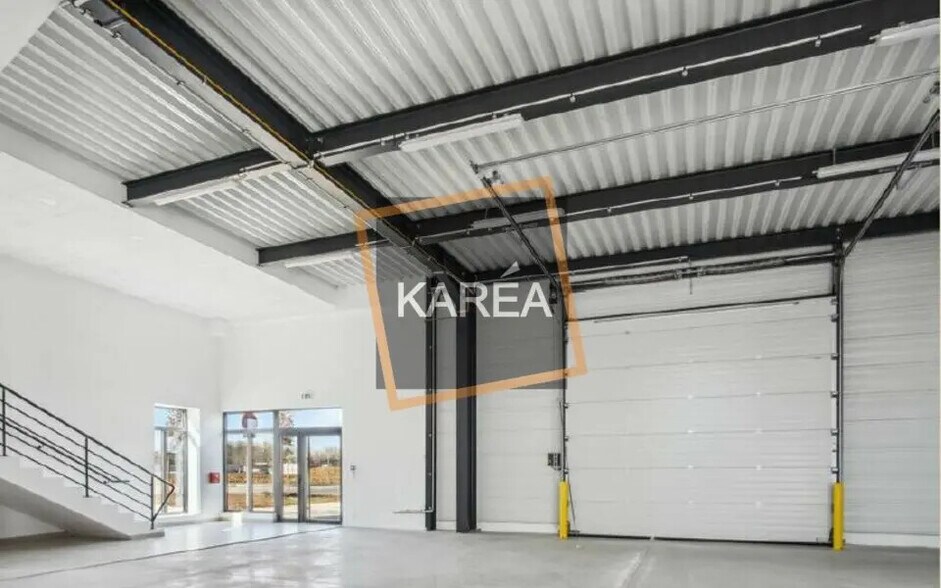 Flex in Chalifert for lease - Interior Photo - Image 2 of 5