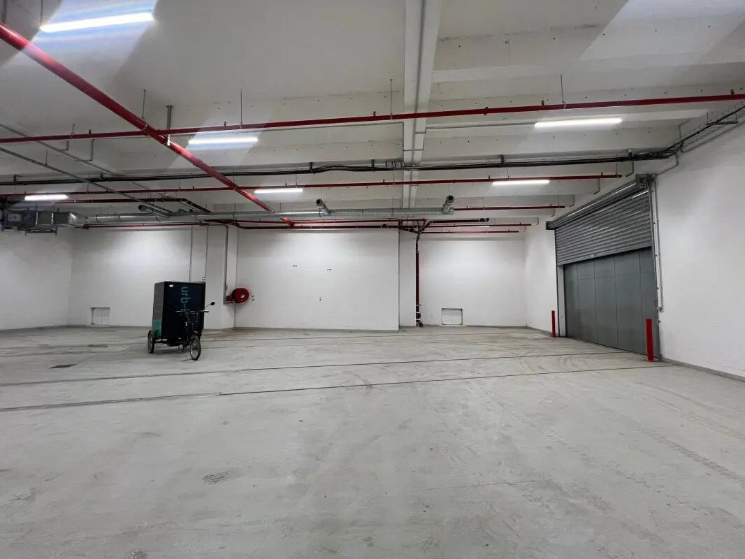 Industrial in Paris for lease Building Photo- Image 1 of 1