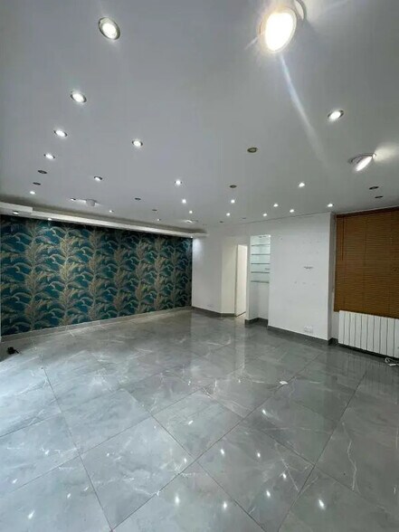 Retail in Levallois-Perret for lease - Interior Photo - Image 2 of 3