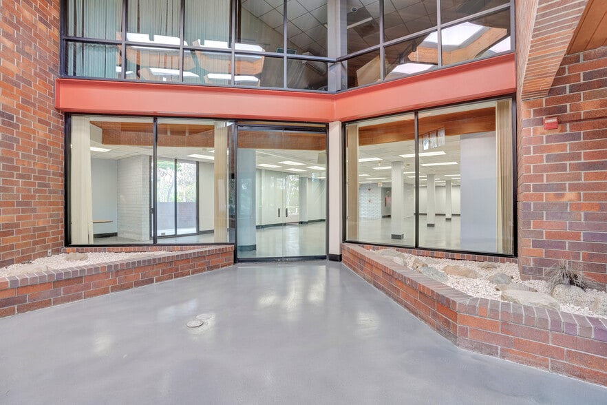 6 Upper Newport Plz, Newport Beach, CA for sale - Interior Photo - Image 3 of 29