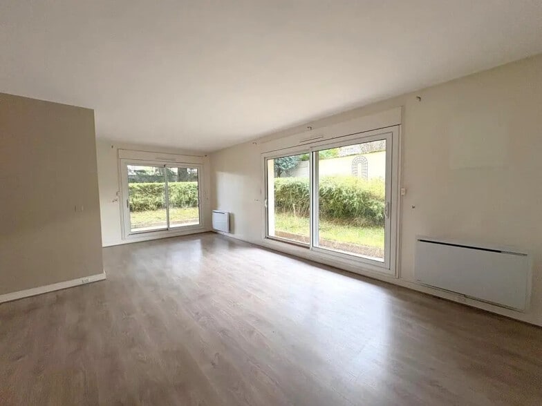 Office in Saint-Germain-en-Laye for sale - Building Photo - Image 2 of 11