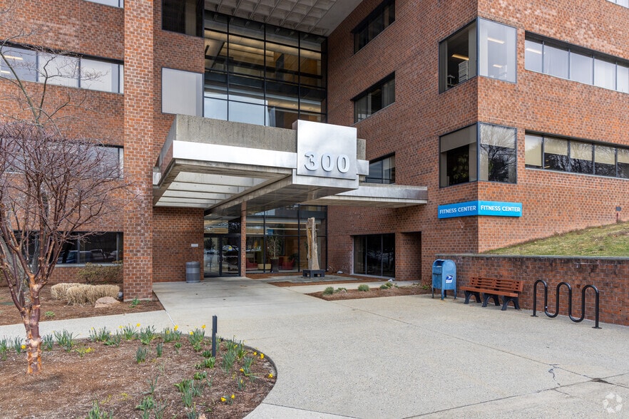 300 Unicorn Park Dr, Woburn, MA for lease - Building Photo - Image 2 of 6