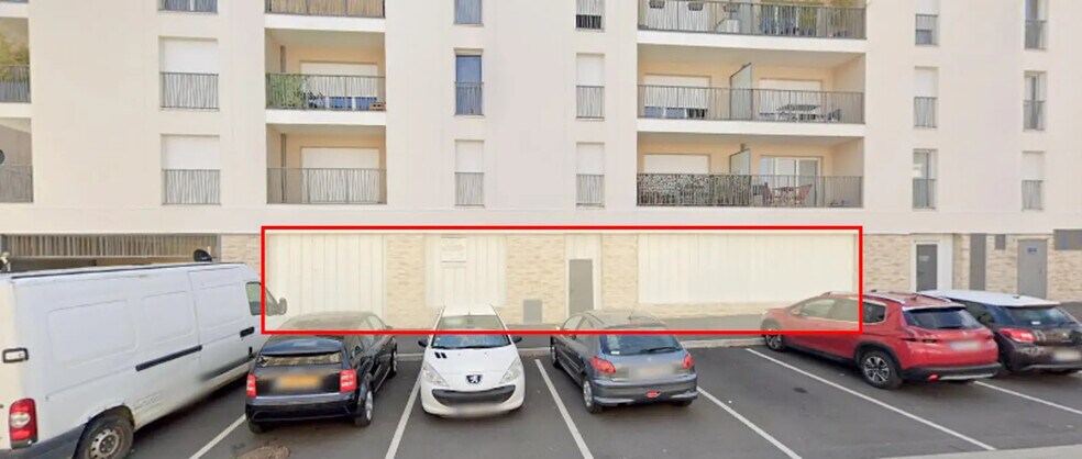 Retail in Poissy for lease - Building Photo - Image 2 of 4