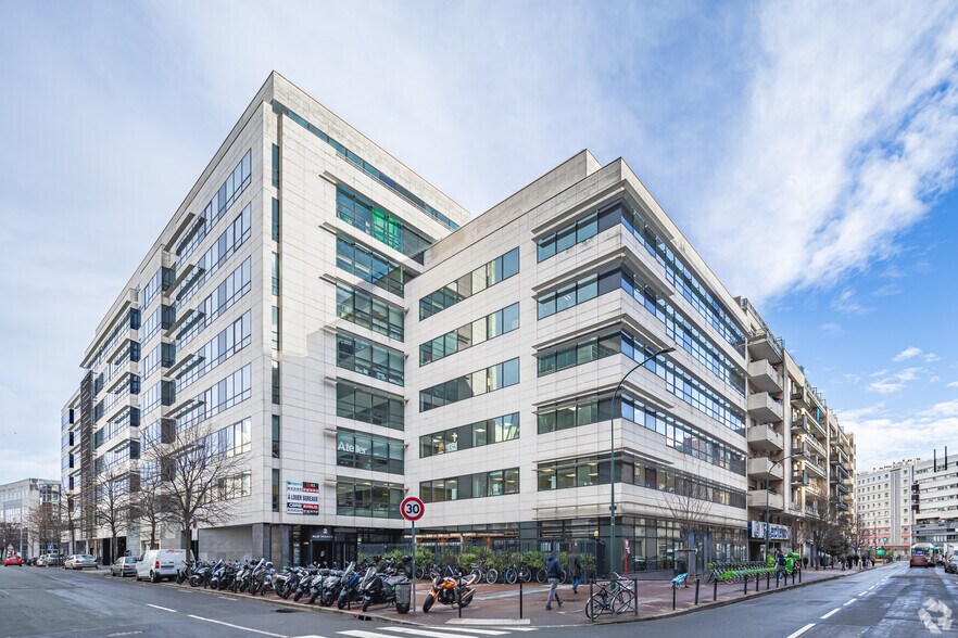 Office in Clichy for lease - Primary Photo - Image 1 of 2