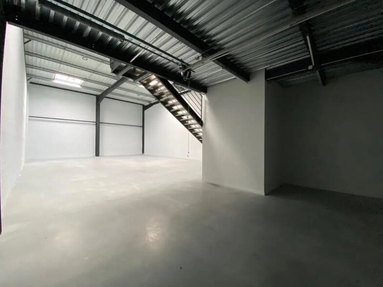 Flex in La Tour-de-Salvagny for sale - Interior Photo - Image 2 of 6