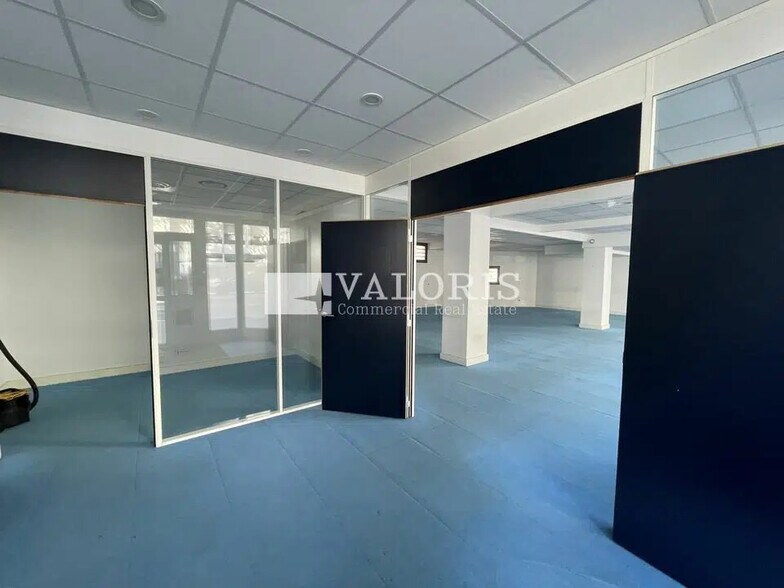 Office in Lyon for lease - Interior Photo - Image 3 of 4