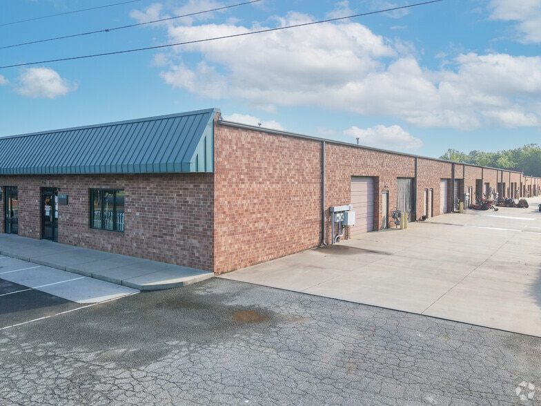 6120 Brookshire Blvd, Charlotte, NC for sale - Building Photo - Image 2 of 10