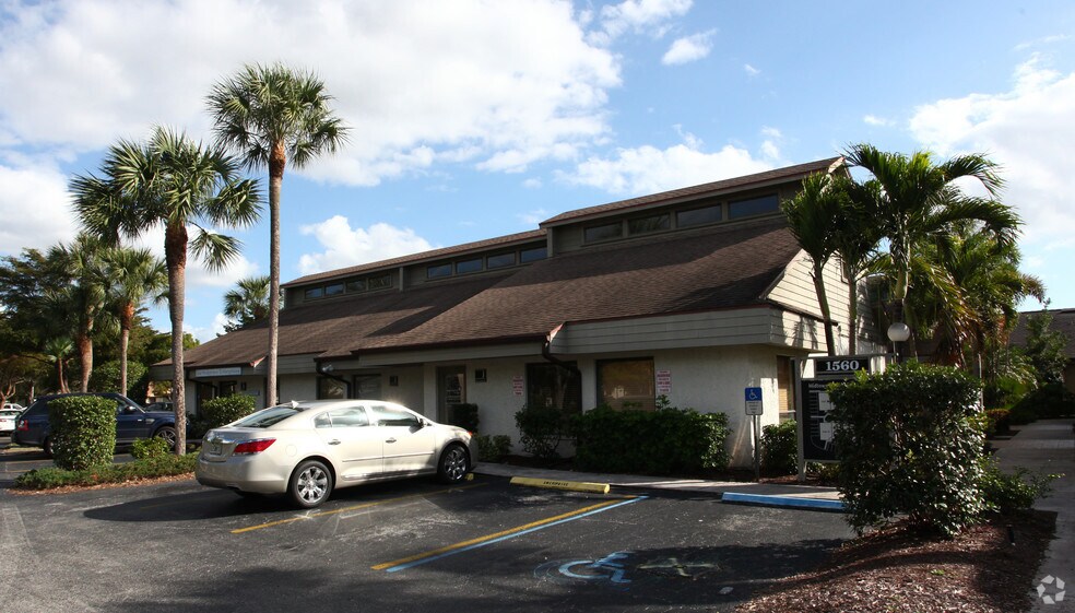 Fort Myers NNN Office Portfolio portfolio of 3 properties for sale on LoopNet.com - Primary Photo - Image 1 of 2