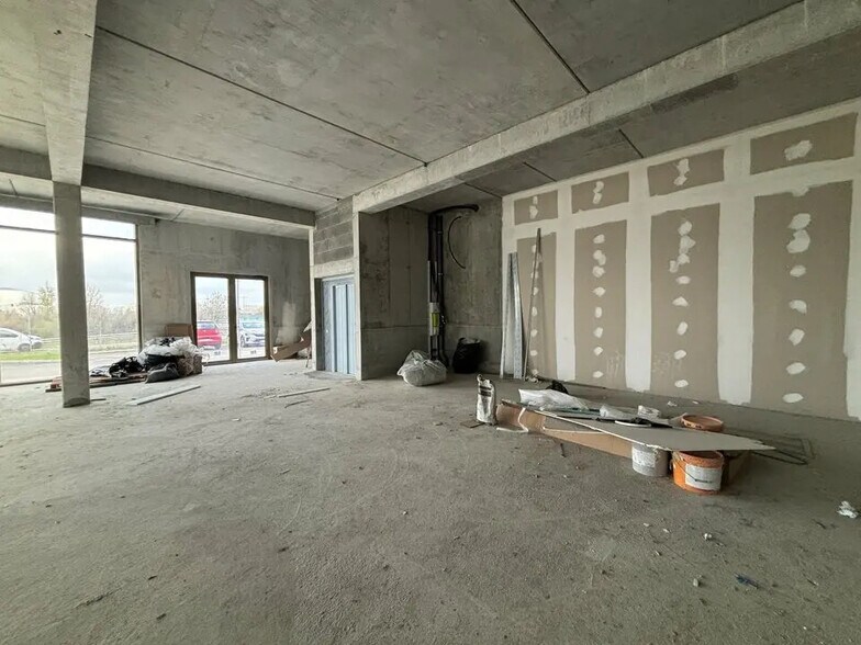 Retail in Meyzieu for lease - Building Photo - Image 2 of 9