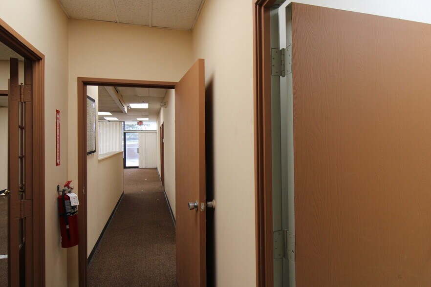 98 Harmon Cove Tower, Secaucus, NJ for lease - Building Photo - Image 2 of 12