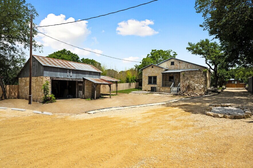 9742 State Highway 16 S, Pipe Creek, TX for sale - Primary Photo - Image 1 of 1
